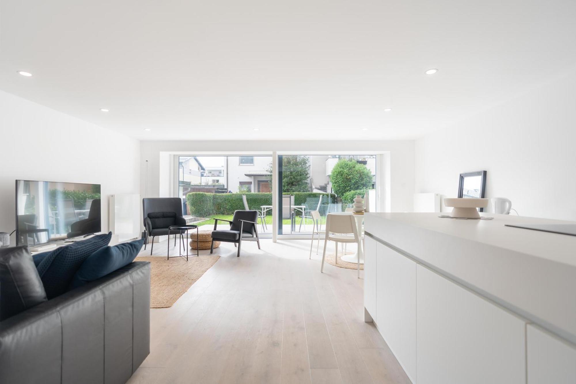 Black & White Apartments Rozna Dolina Любляна Екстериор снимка