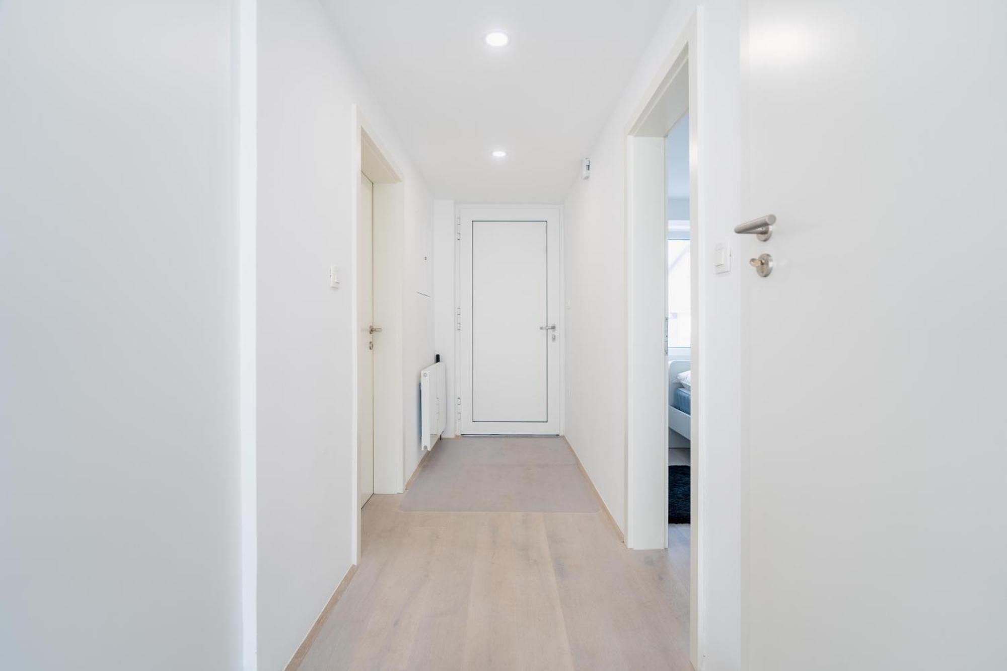 Black & White Apartments Rozna Dolina Любляна Екстериор снимка