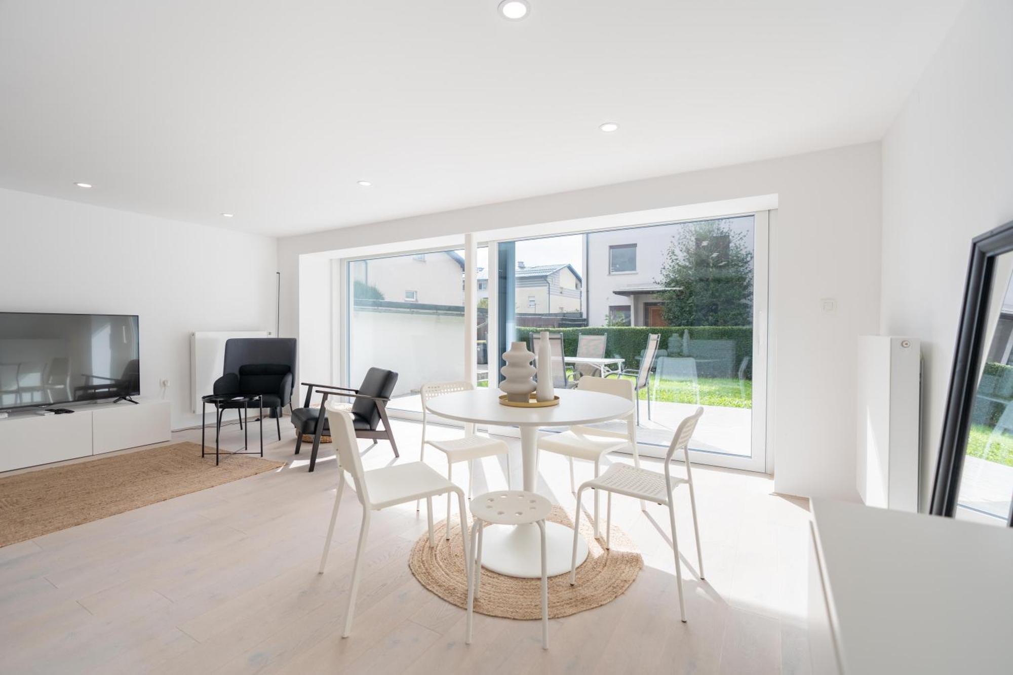 Black & White Apartments Rozna Dolina Любляна Екстериор снимка