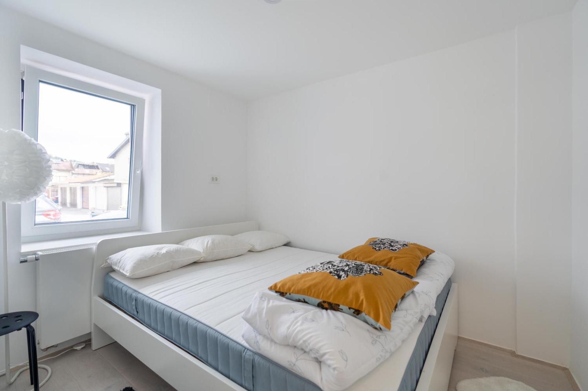Black & White Apartments Rozna Dolina Любляна Екстериор снимка