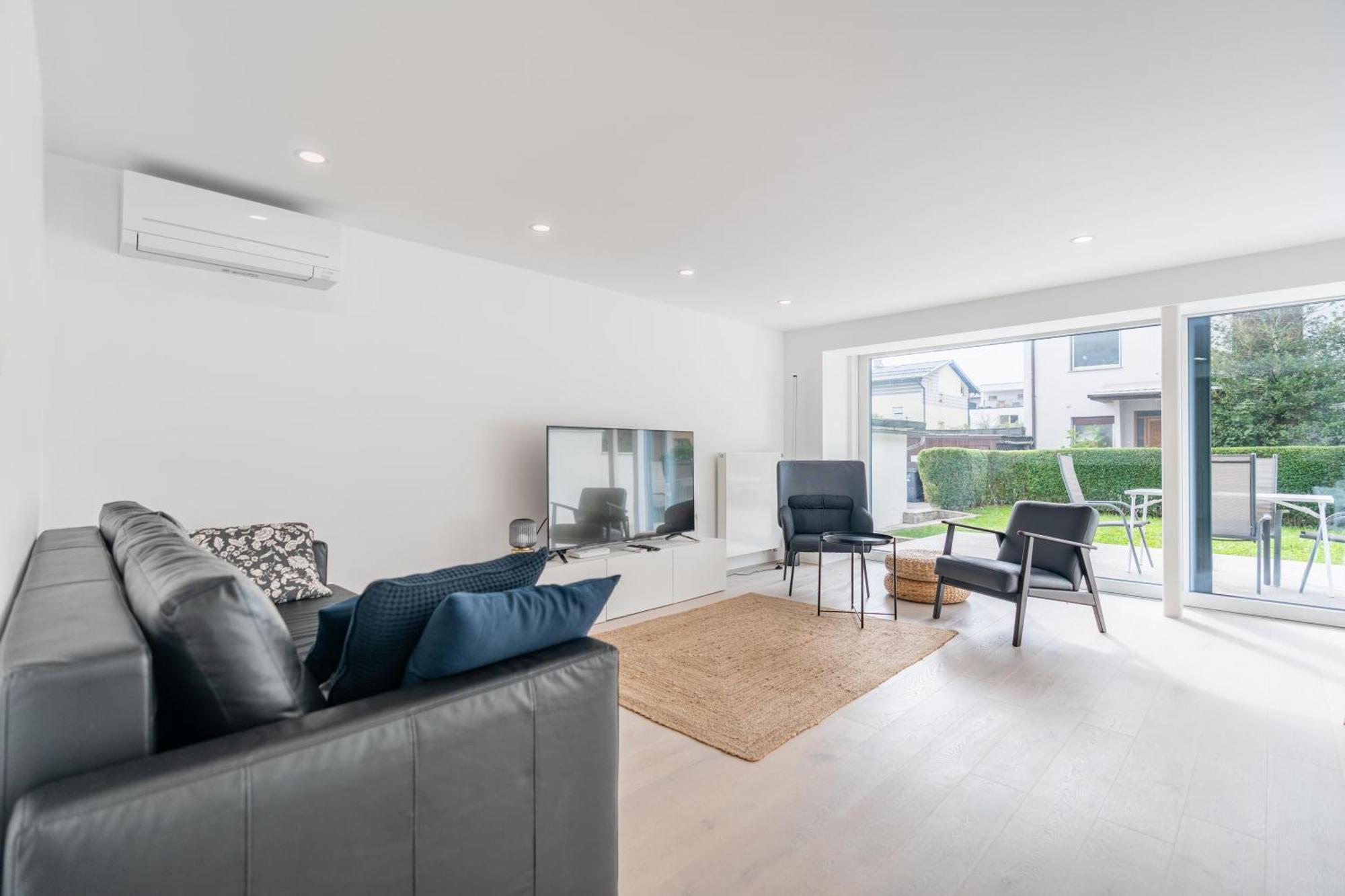 Black & White Apartments Rozna Dolina Любляна Екстериор снимка