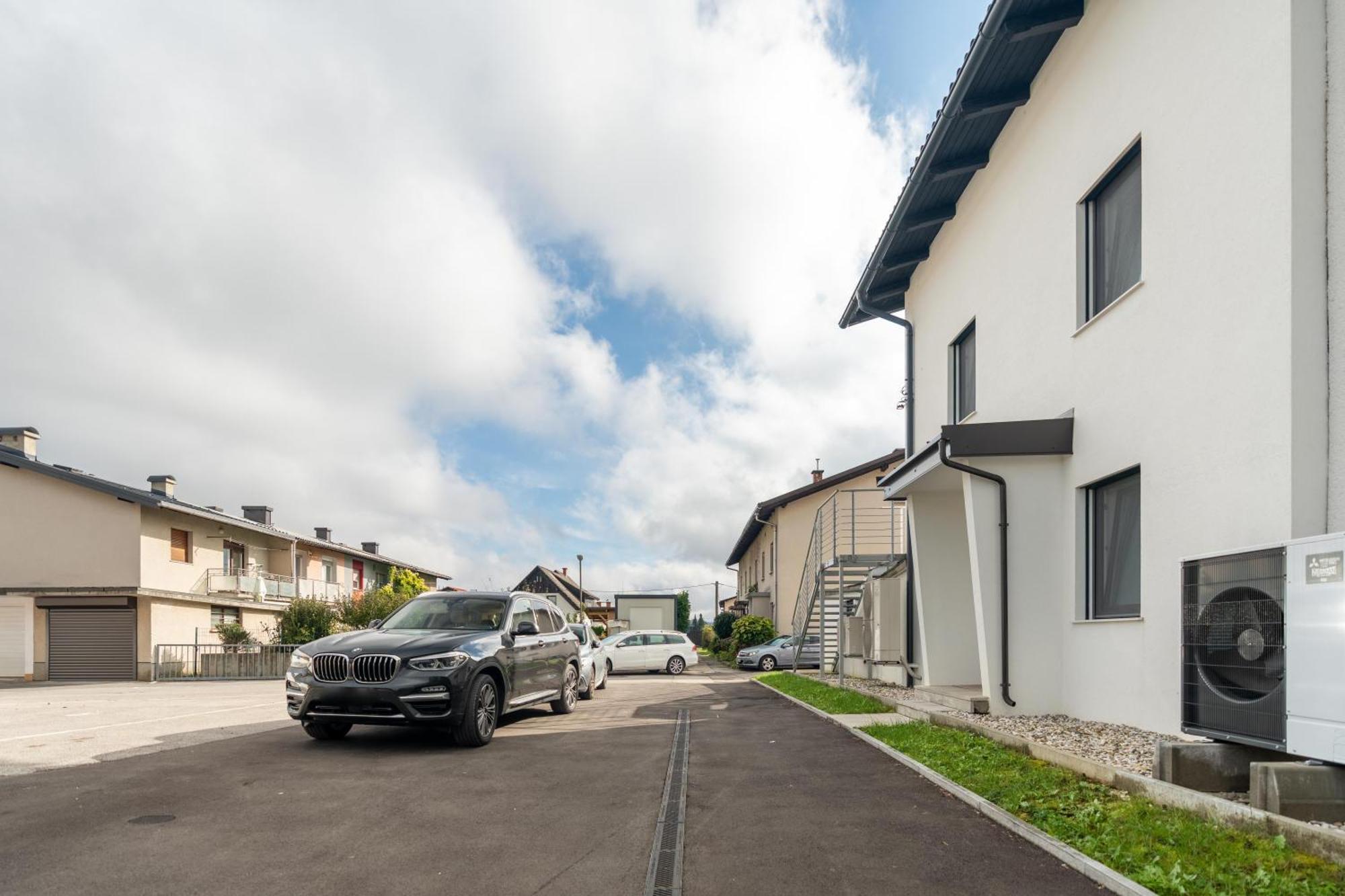 Black & White Apartments Rozna Dolina Любляна Екстериор снимка