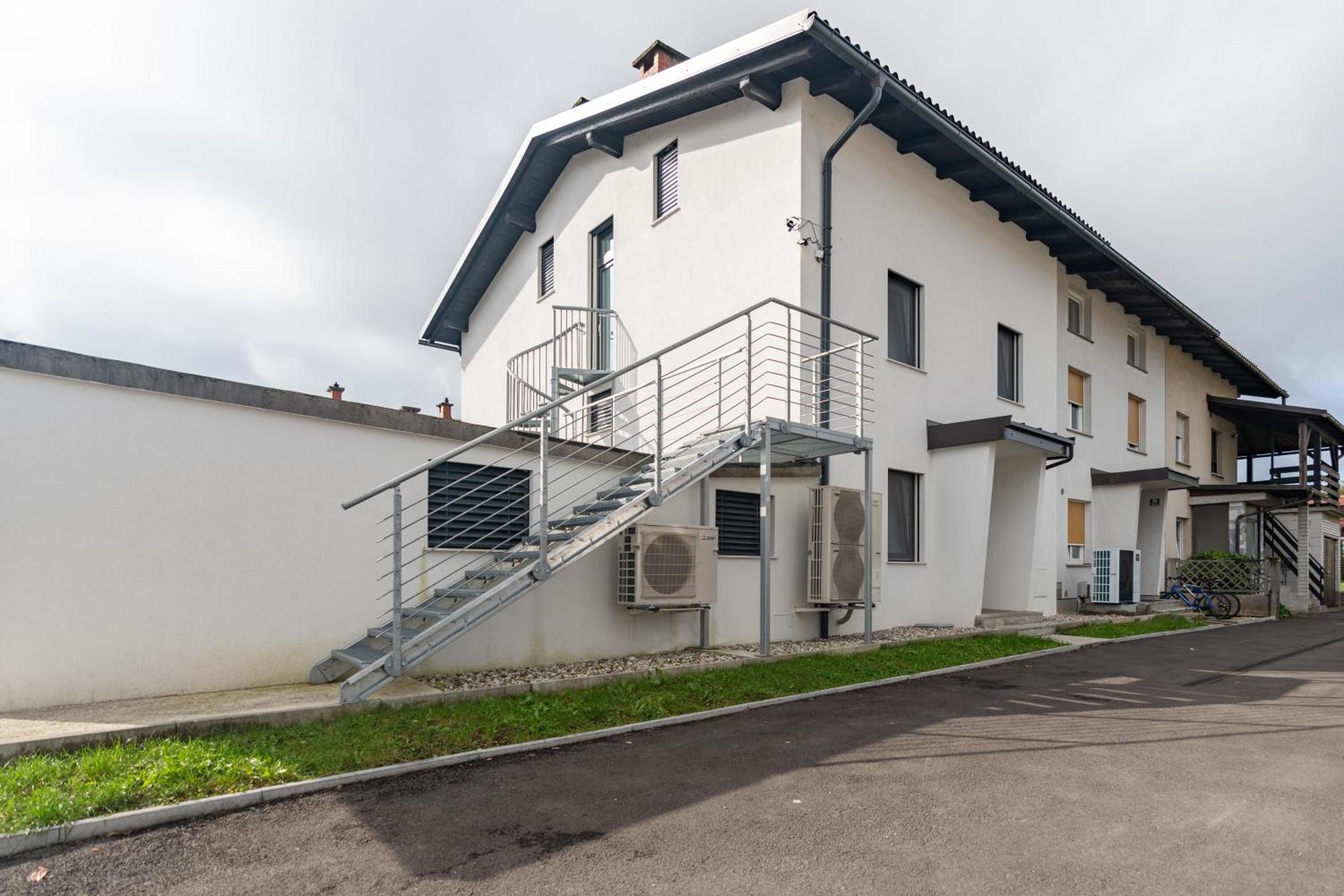 Black & White Apartments Rozna Dolina Любляна Екстериор снимка